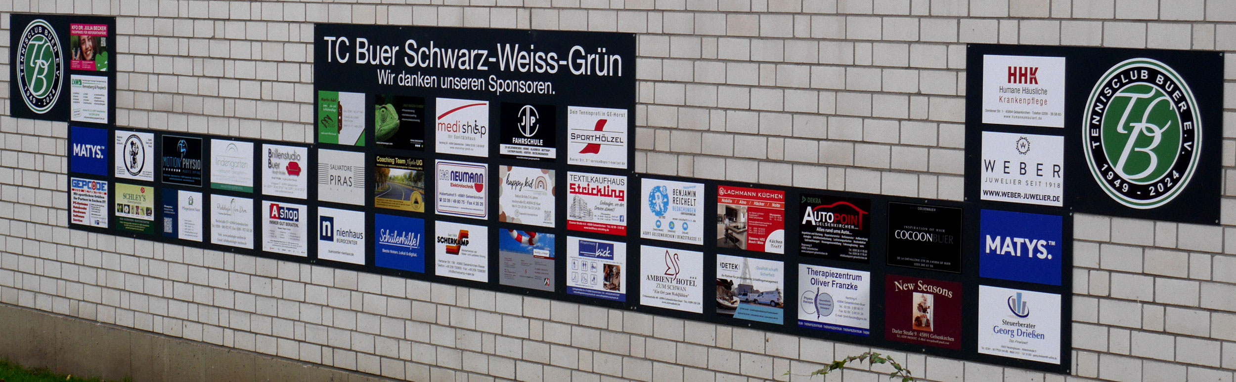 Werbung an Tennishalle